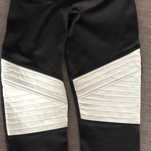 Lululemon Black and Gray Leggings Sz 4 - Picture 11 of 11